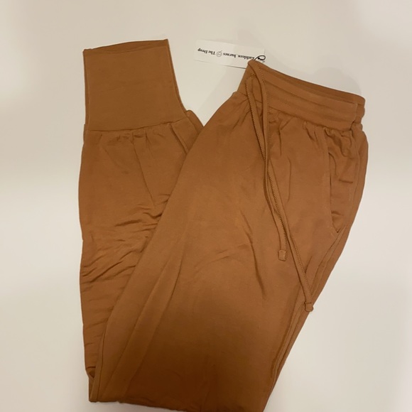 Kathleen Barnes Jogger Set - Picture 3 of 4